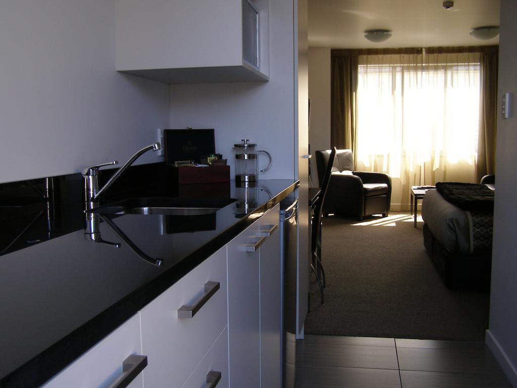 Bellano Motel Suites Christchurch Exteriör bild A studio apartment in Paris, France