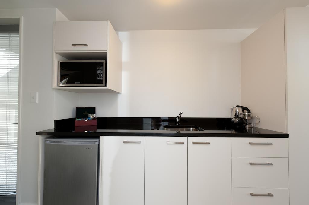 Bellano Motel Suites Christchurch Rum bild A kitchenette in a hotel
