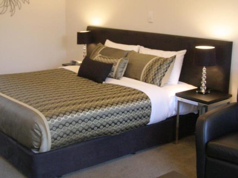 Bellano Motel Suites Christchurch Exteriör bild A bed