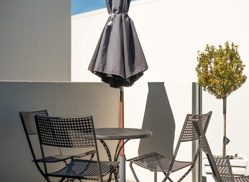 Bellano Motel Suites Christchurch Exteriör bild A patio set