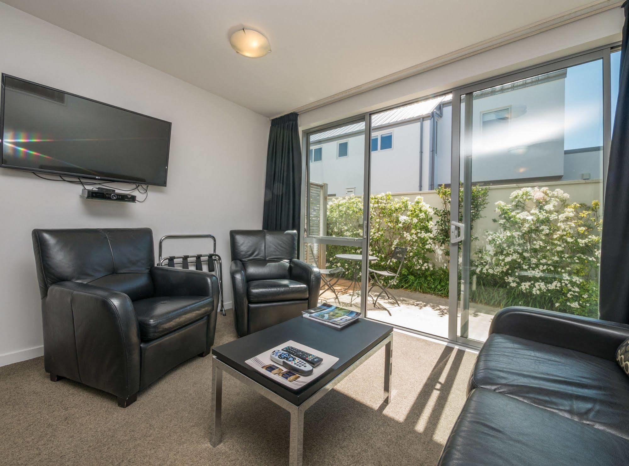 Bellano Motel Suites Christchurch Exteriör bild Living room at the hotel