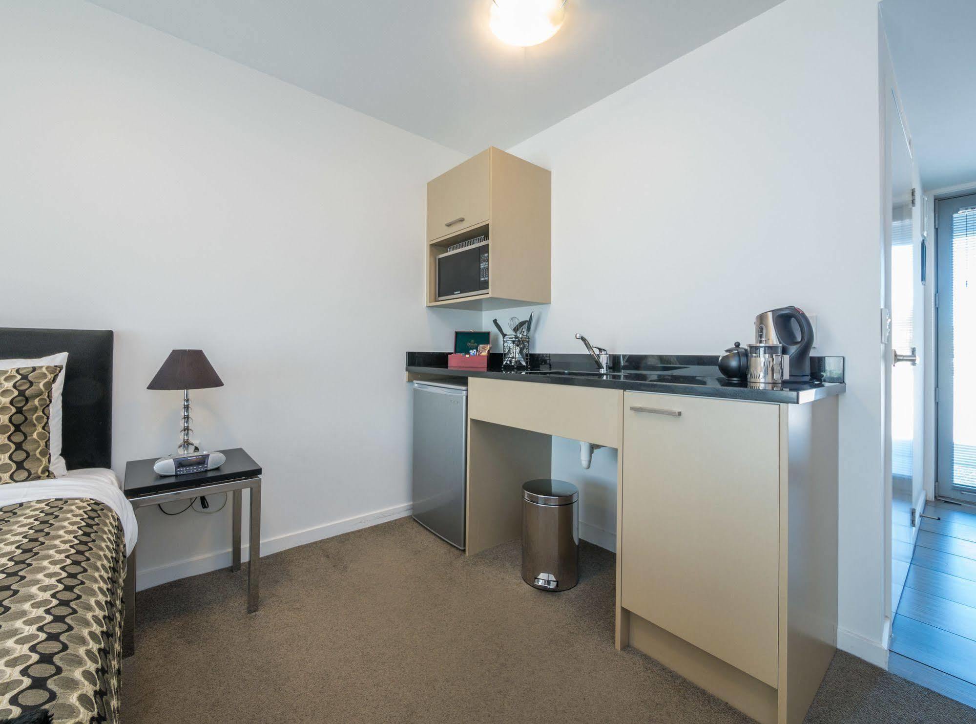 Bellano Motel Suites Christchurch Exteriör bild A kitchenette in a studio apartment