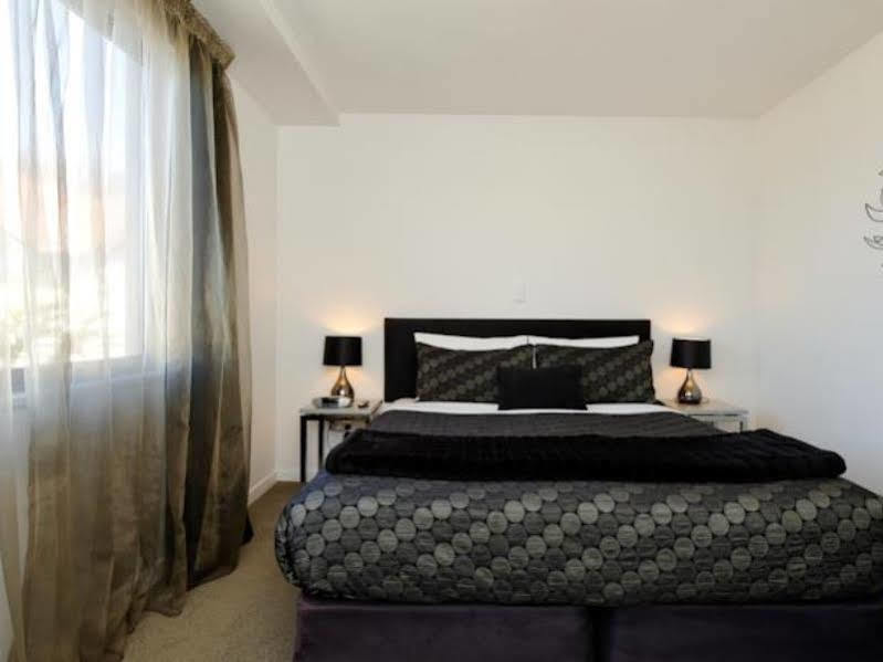 Bellano Motel Suites Christchurch Exteriör bild A bedroom at the hotel