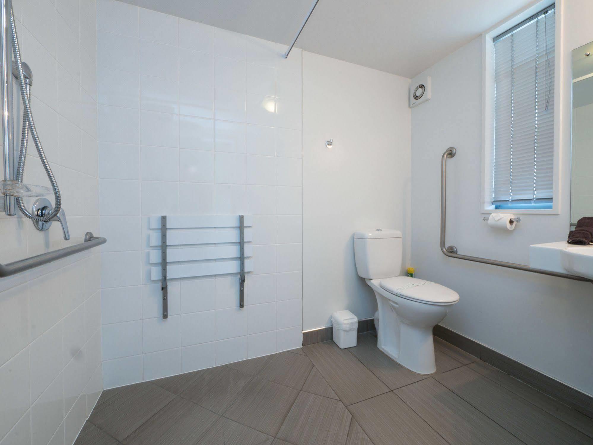 Bellano Motel Suites Christchurch Exteriör bild A wet room