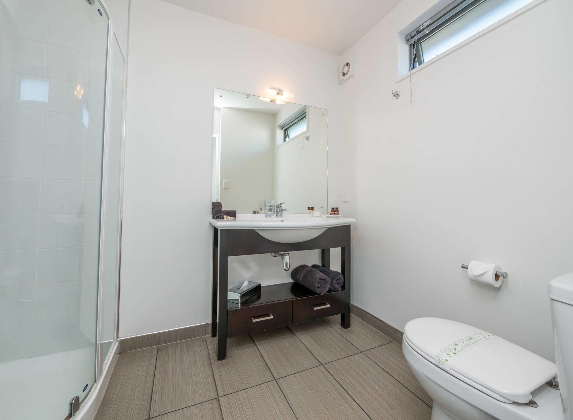 Bellano Motel Suites Christchurch Exteriör bild Bathroom