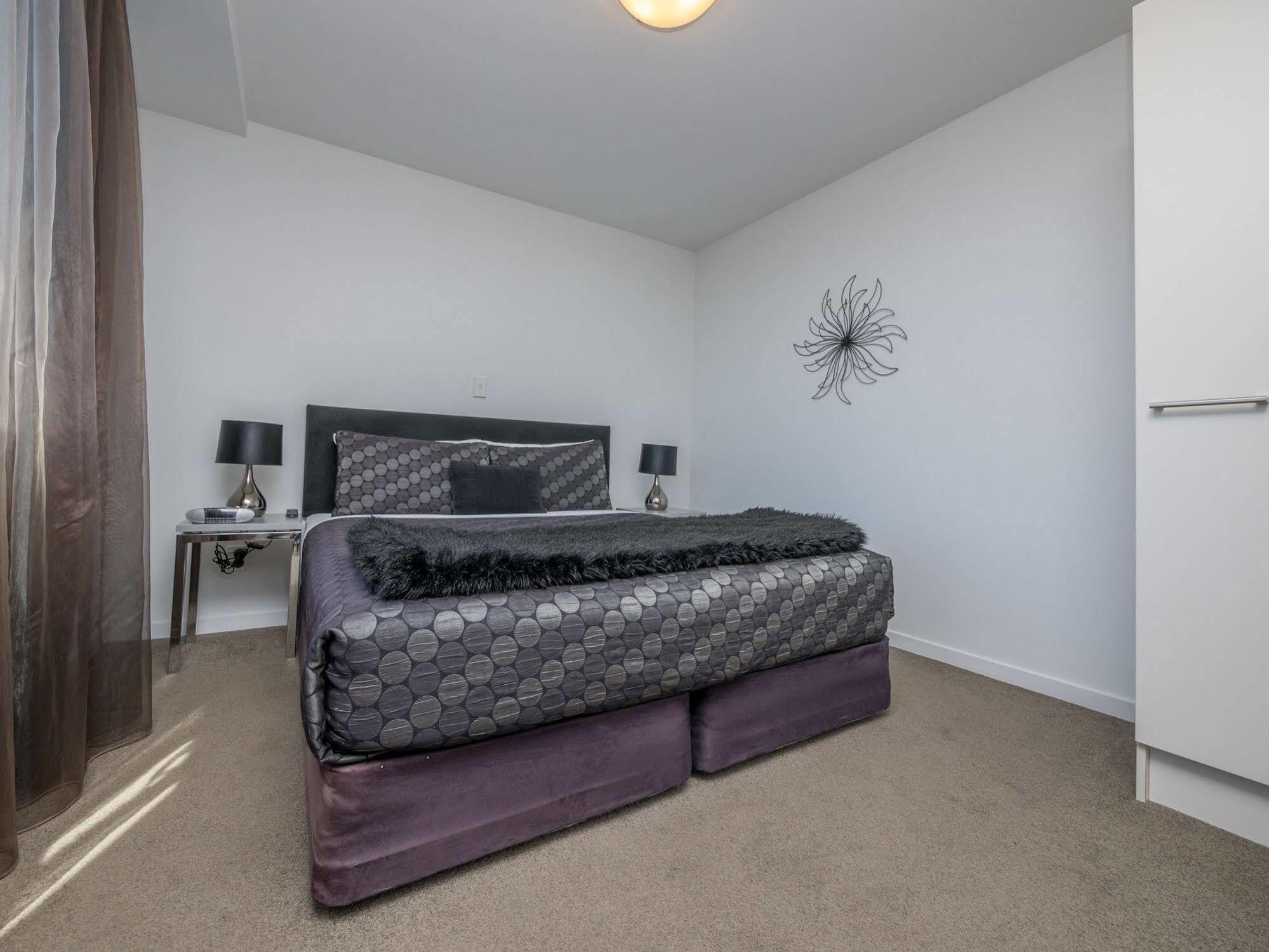 Bellano Motel Suites Christchurch Exteriör bild A bedroom at the hotel