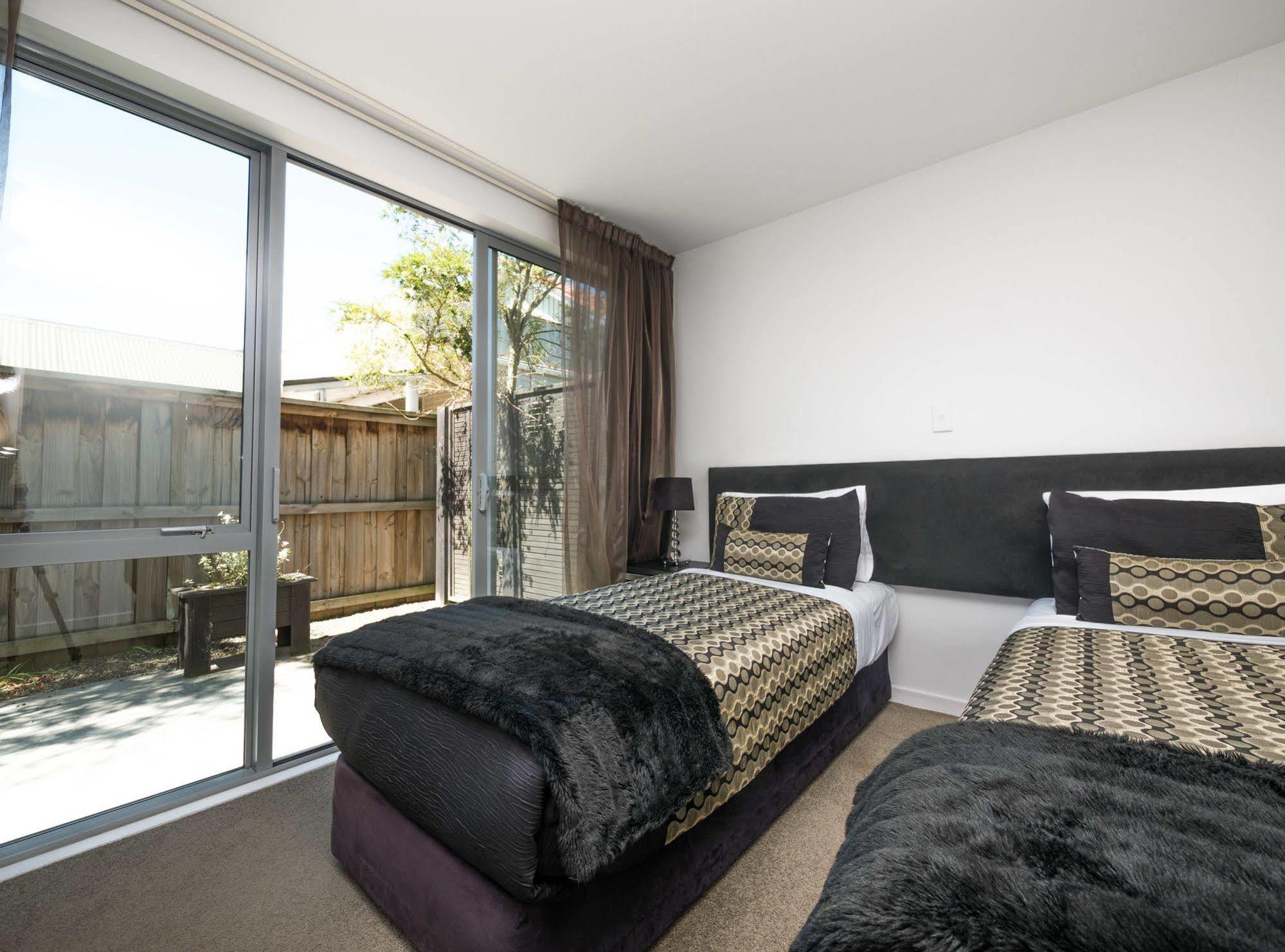Bellano Motel Suites Christchurch Exteriör bild A bedroom at the hotel