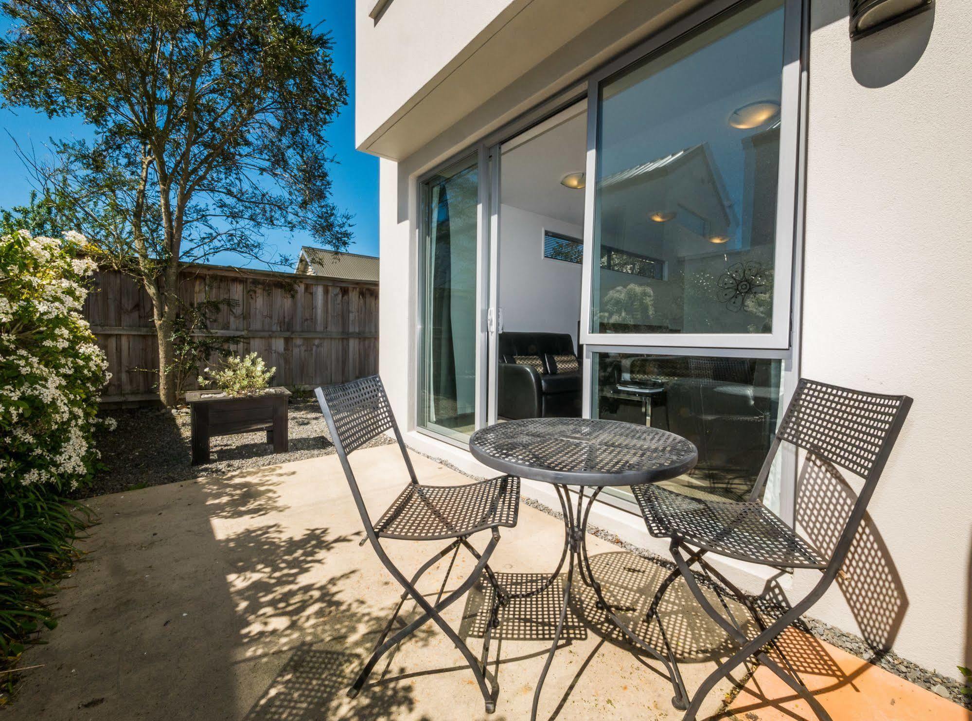 Bellano Motel Suites Christchurch Exteriör bild A patio in a house