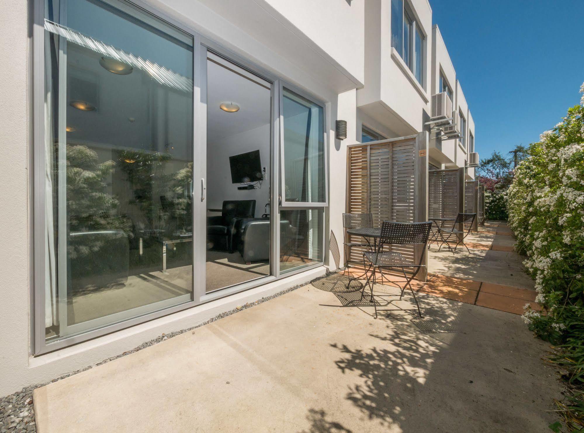 Bellano Motel Suites Christchurch Exteriör bild A typical courtyard at the complex