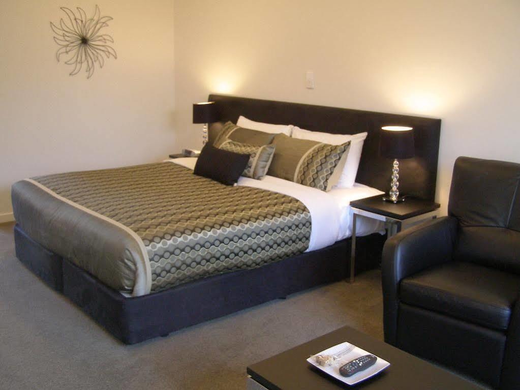 Bellano Motel Suites Christchurch Exteriör bild A typical motel room
